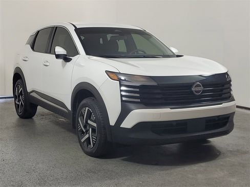 Used 2025 Nissan Kicks SV image 1