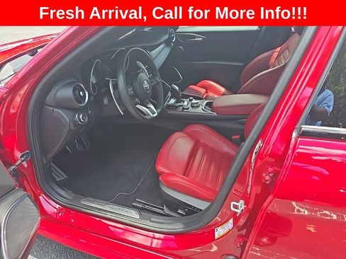 Used 2022 Alfa Romeo Giulia Veloce AWD/4WD image 11