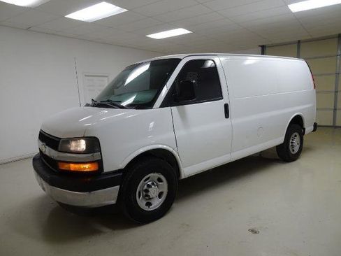 Used 2018 Chevrolet Express 2500 w/ Driver Convenience Package RWD image 3