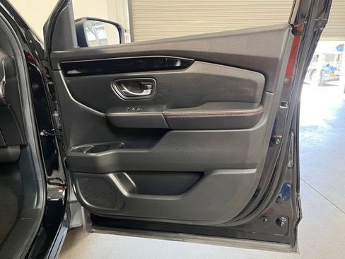 Used 2025 Honda Pilot TrailSport image 12