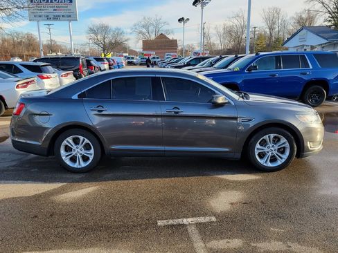 Used 2018 Ford Taurus SE image 3
