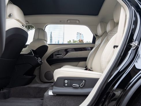 Used 2024 Bentley Bentayga Extended Wheelbase image 29