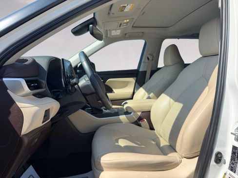 Used 2020 Toyota Highlander XLE image 9