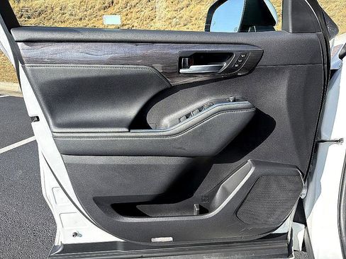 Used 2024 Toyota Highlander Platinum image 9