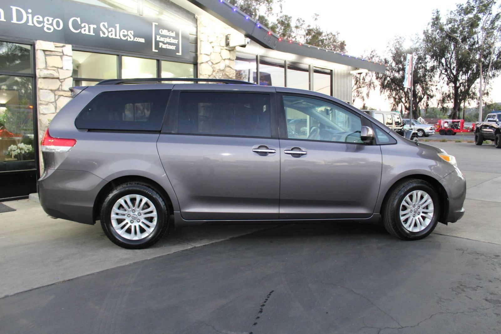Used 2013 Toyota Sienna XLE FWD image 6