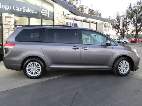 Used 2013 Toyota Sienna XLE FWD image 6