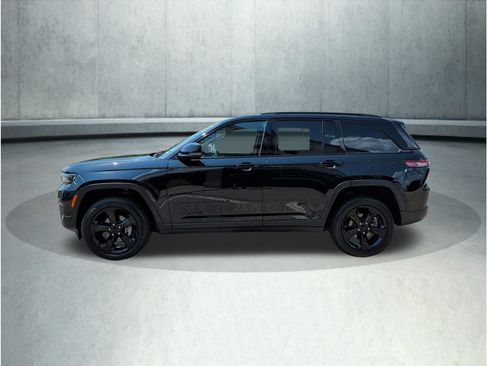 Used 2024 Jeep Grand Cherokee Altitude AWD/4WD image 2