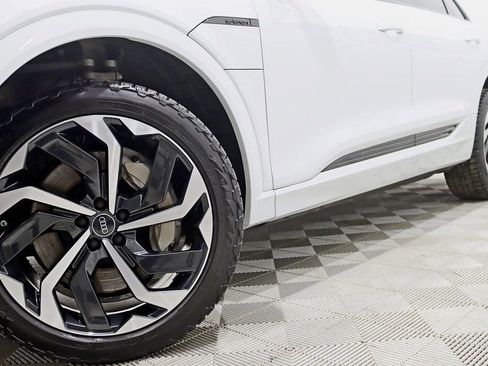 Used 2024 Audi Q8 e-tron Prestige image 4