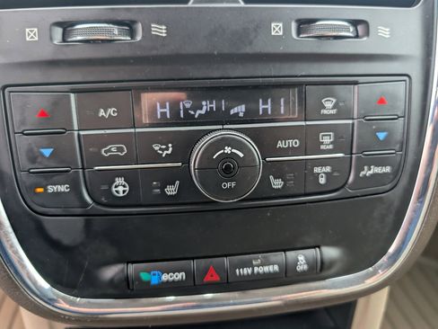 Used 2016 Chrysler Town & Country Touring w/ Driver Convenience Group image 20