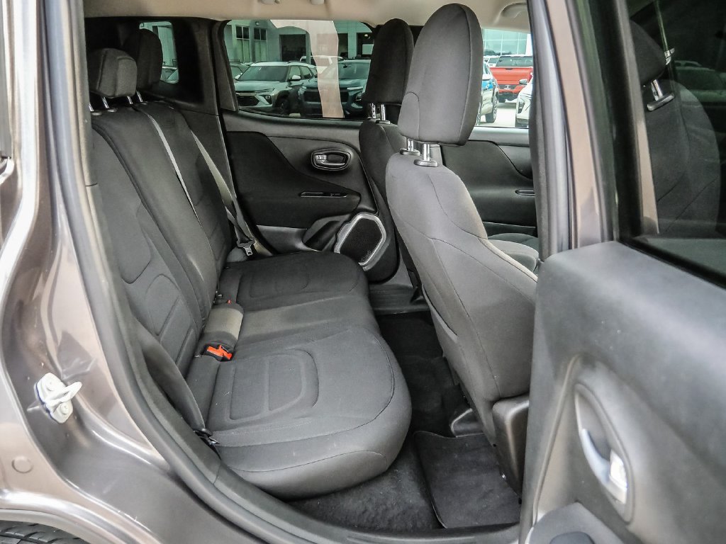 Used 2018 Jeep Renegade Latitude FWD image 17