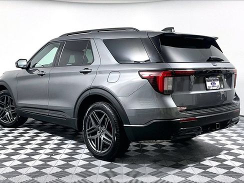 Used 2025 Ford Explorer ST-Line w/ ST-Line Street Pack AWD/4WD image 11
