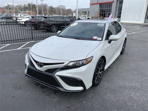 Used 2024 Toyota Camry SE image 4