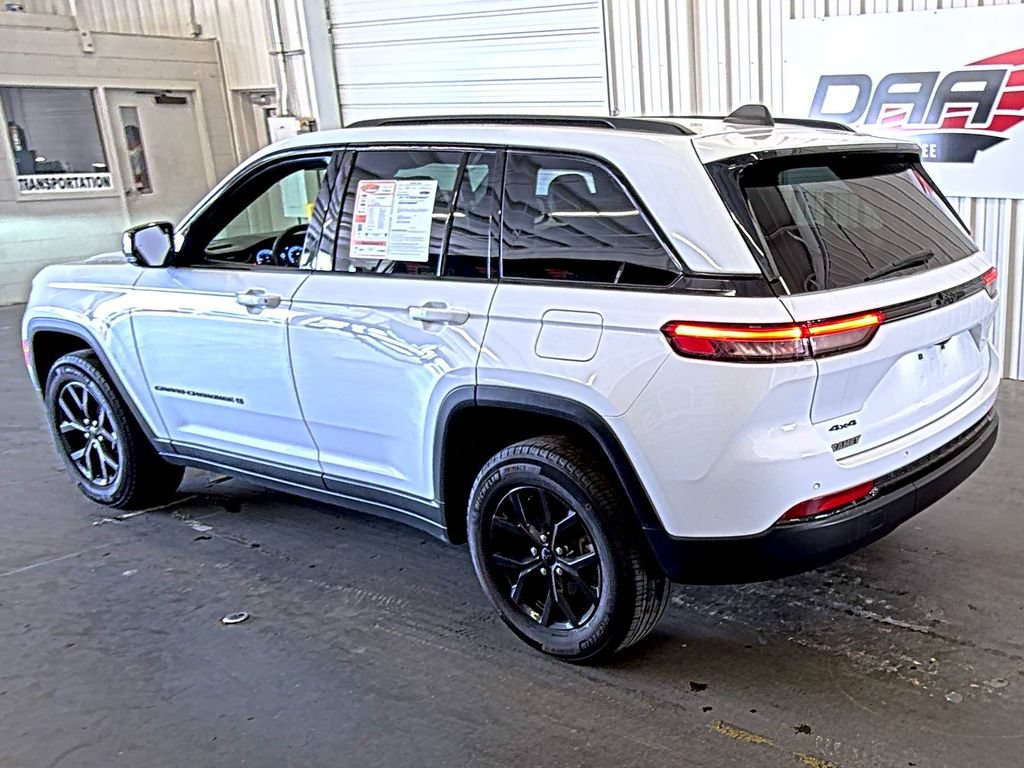 Used 2025 Jeep Grand Cherokee Altitude AWD/4WD image 2