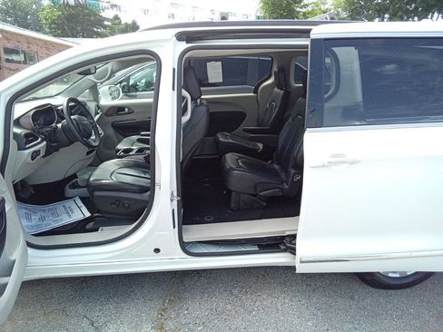 Used 2017 Chrysler Pacifica Touring-L image 5