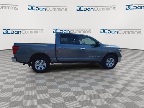 Used 2018 Nissan Titan SV image 9