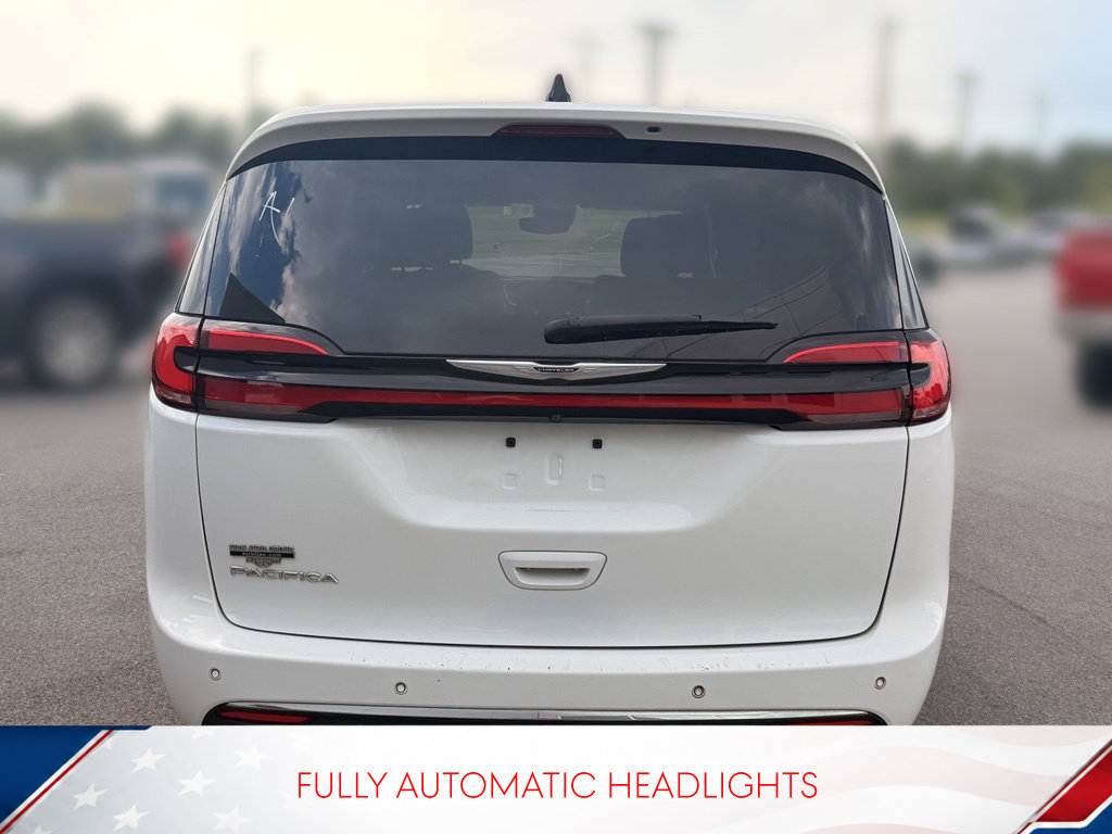Used 2024 Chrysler Pacifica Touring FWD image 8