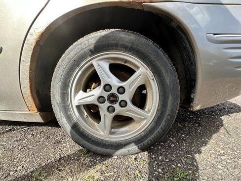 Used 2001 Pontiac Bonneville SE FWD image 14