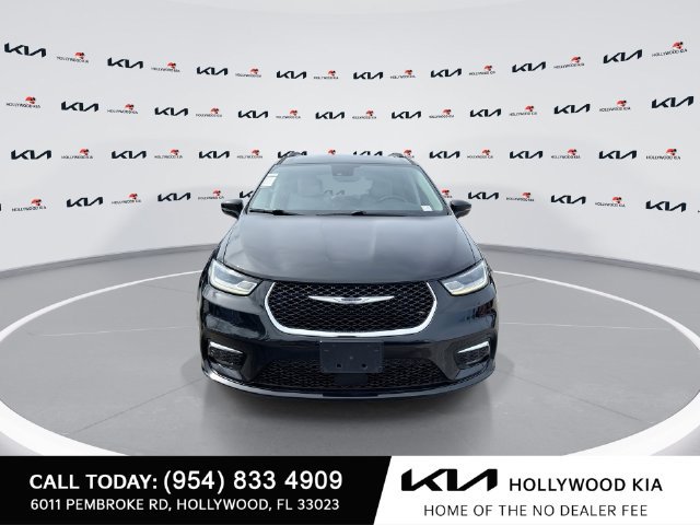 Used 2021 Chrysler Pacifica Touring-L FWD image 3