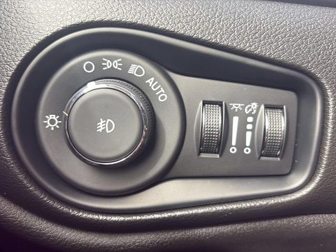 Used 2022 Jeep Renegade Latitude AWD/4WD image 24