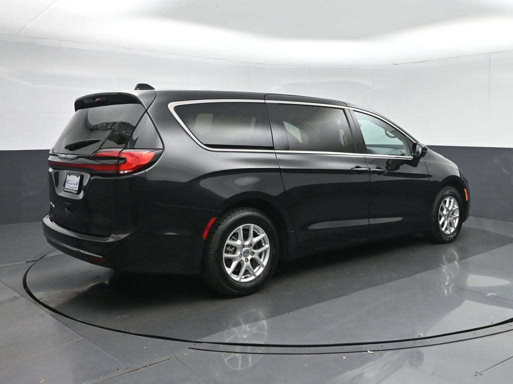 Used 2024 Chrysler Pacifica Touring-L FWD image 7