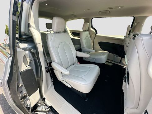 Used 2017 Chrysler Pacifica Touring-L Plus w/ Advanced Safetytec Group FWD image 28