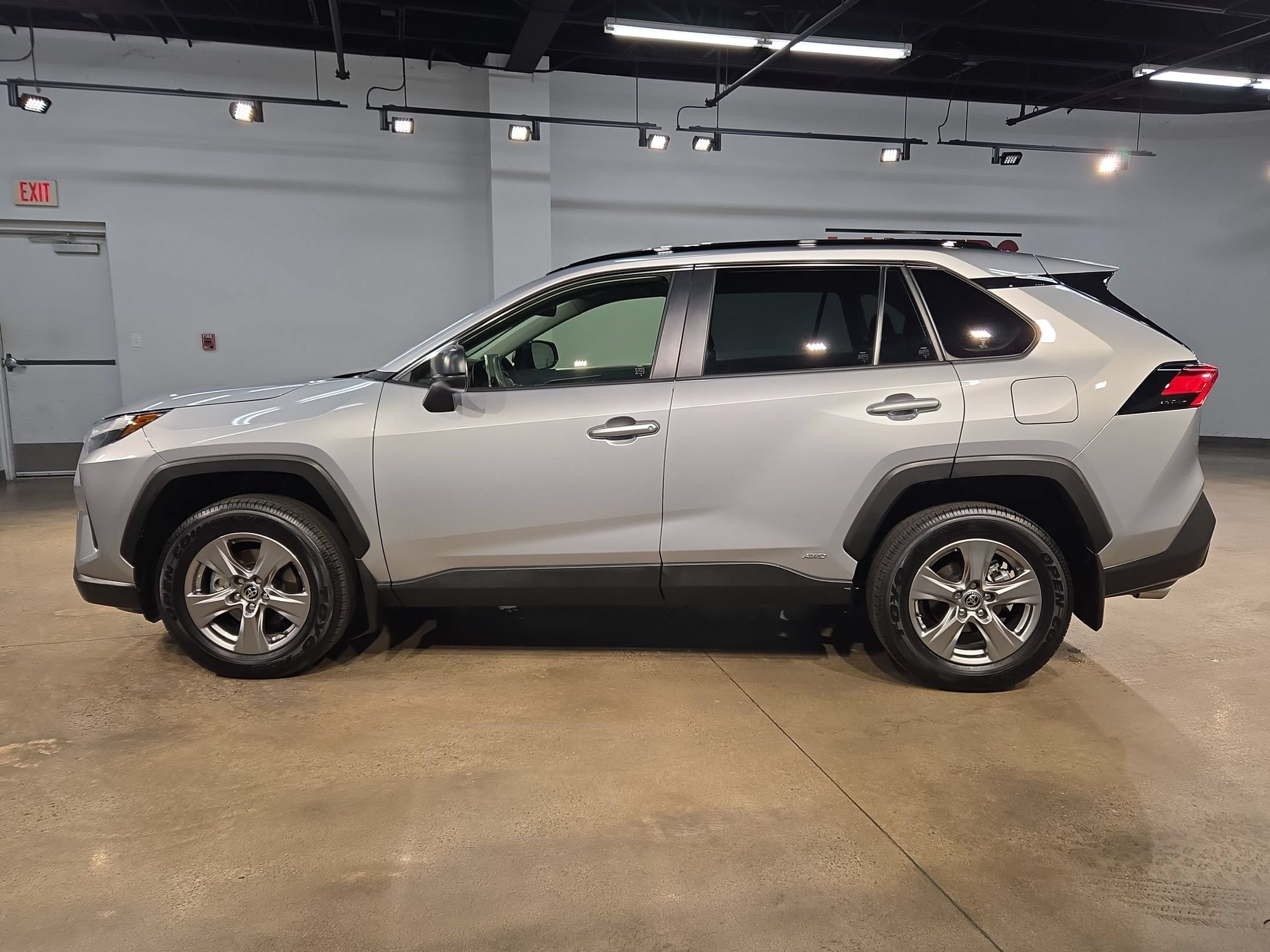 Certified 2025 Toyota RAV4 LE AWD/4WD image 4