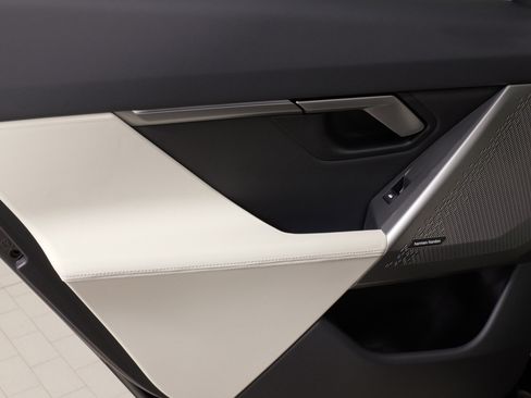 Used 2025 BMW 530i xDrive w/ Premium Package image 34