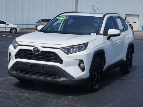 Used 2019 Toyota RAV4 XLE w/ Convenience Package FWD image 2