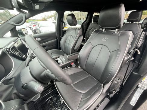 Used 2025 Chrysler Pacifica Limited image 38