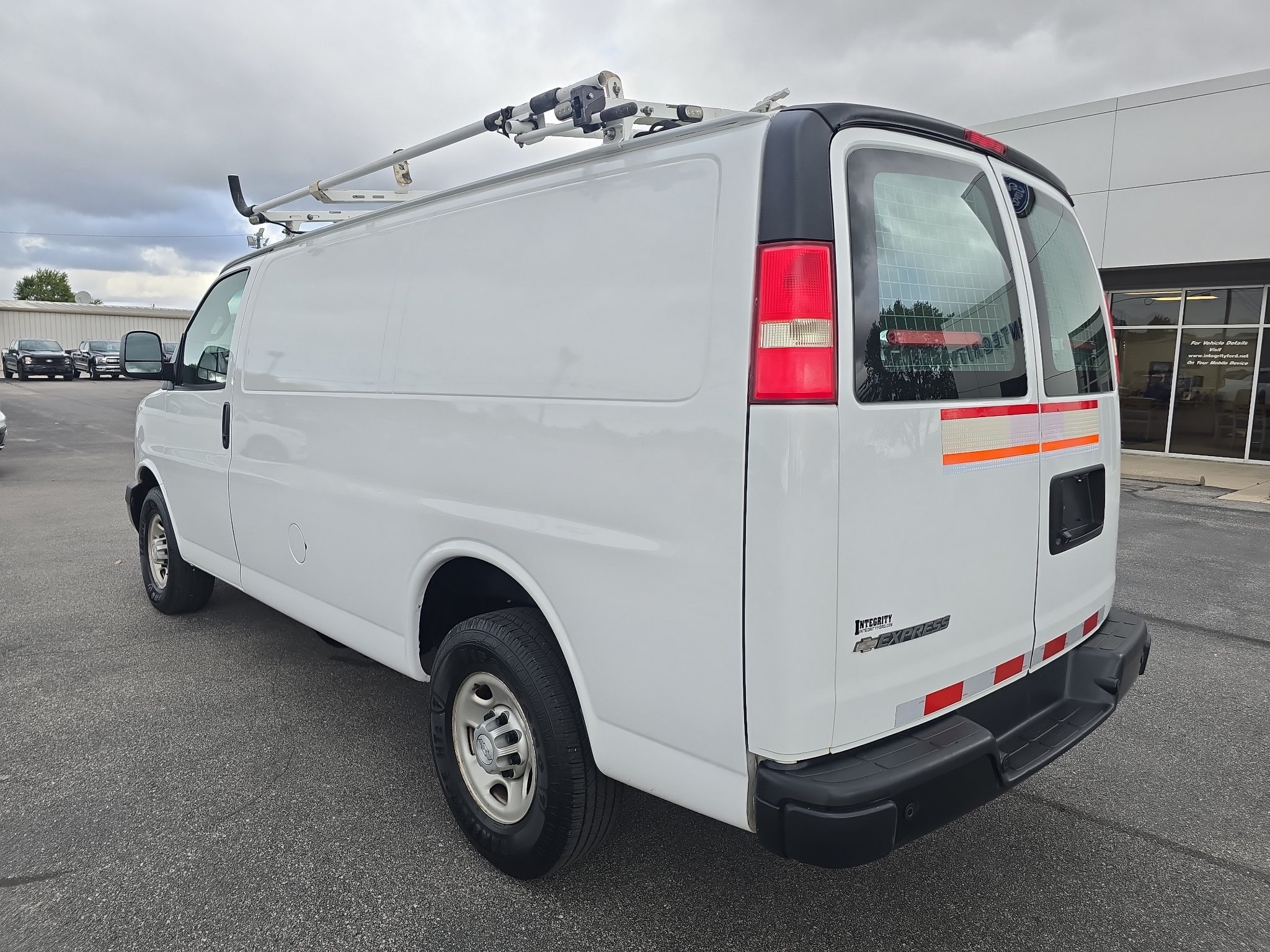 Used 2018 Chevrolet Express 2500 w/ Driver Convenience Package RWD image 8