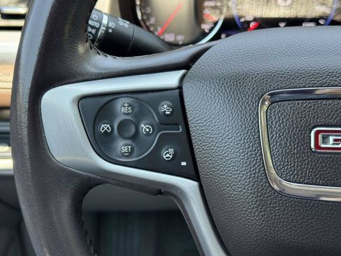 Used 2021 GMC Acadia SLT w/ Technology Package FWD image 11