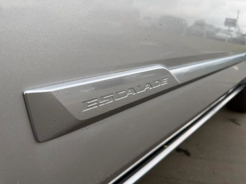 Used 2019 Cadillac Escalade ESV Premium Luxury image 17