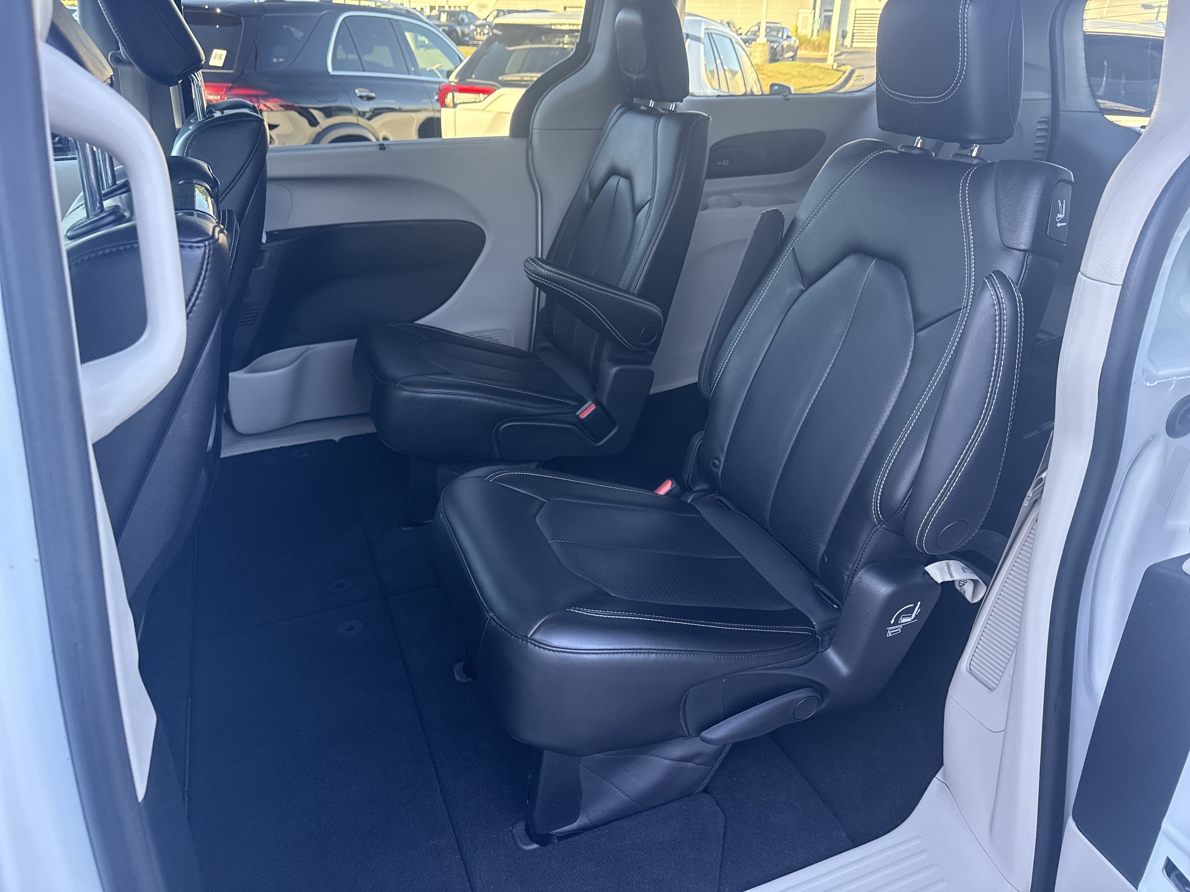 Used 2023 Chrysler Pacifica Touring-L w/ Uconnect Theater Family Group AWD/4WD image 21