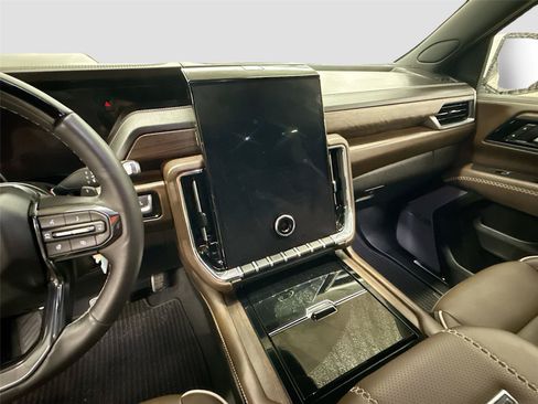 Used 2025 GMC Yukon Denali Ultimate AWD/4WD image 3