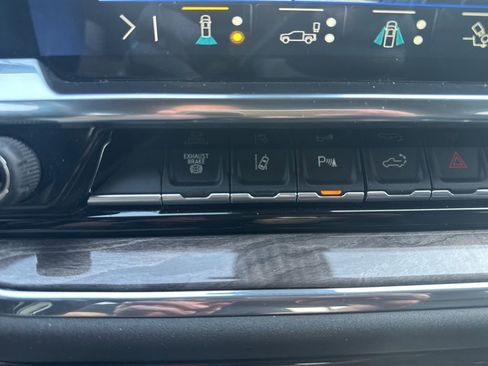 Used 2024 Chevrolet Silverado 2500 LTZ w/ LTZ Convenience Package AWD/4WD image 18