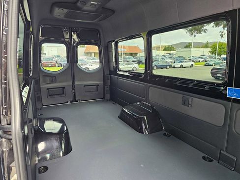 Used 2024 Mercedes-Benz Sprinter 4500 image 15