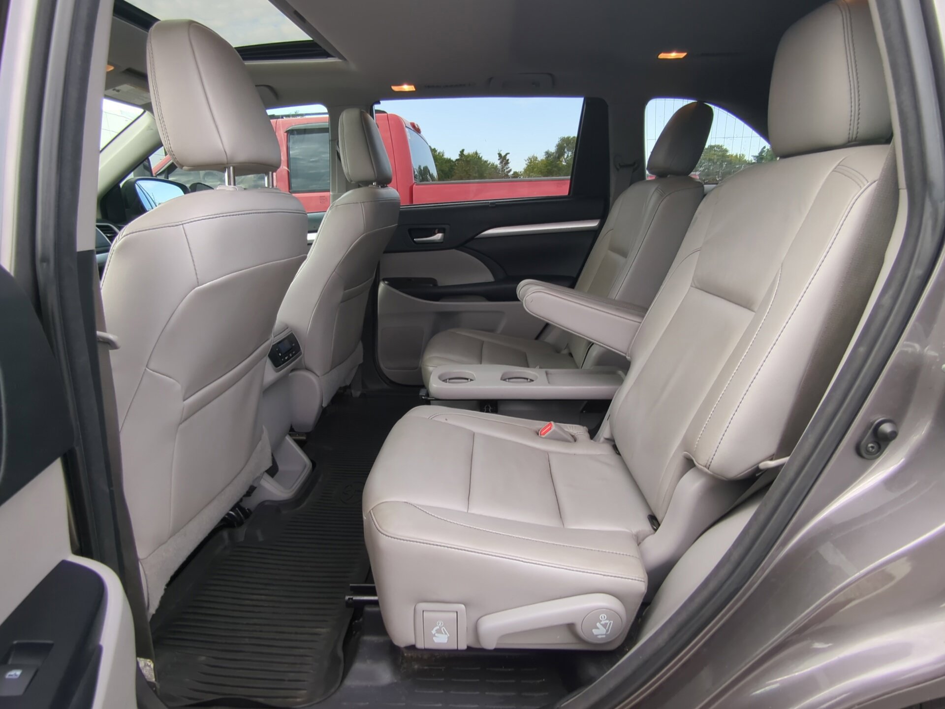 Used 2018 Toyota Highlander XLE AWD/4WD image 13