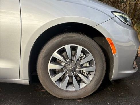 Used 2021 Chrysler Pacifica Touring-L image 21