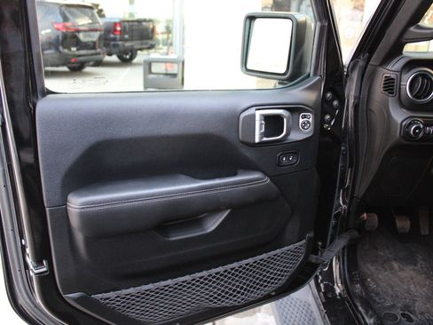 Used 2018 Jeep Wrangler Unlimited Sahara image 24