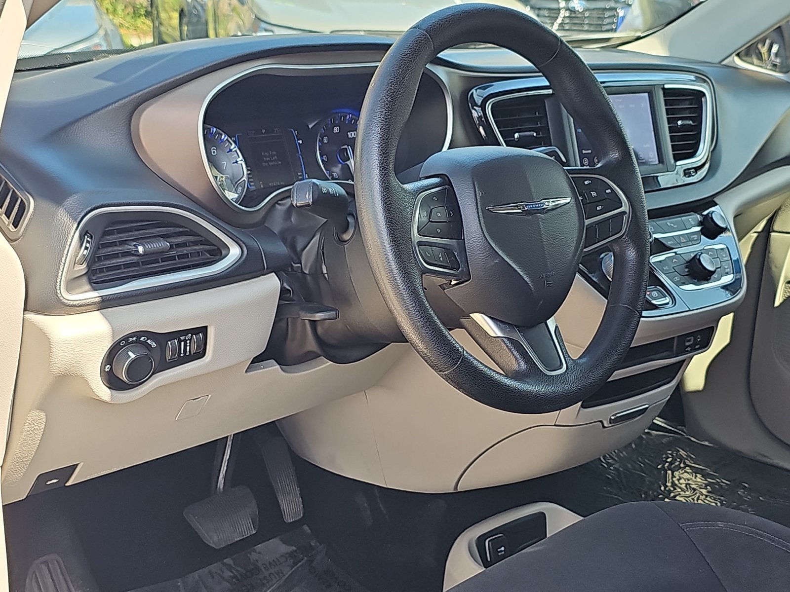 Used 2019 Chrysler Pacifica LX w/ Tire & Wheel Group FWD image 16