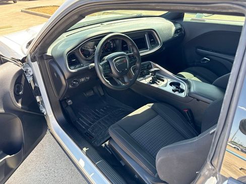 Used 2019 Dodge Challenger SXT w/ Driver Convenience Group RWD image 18