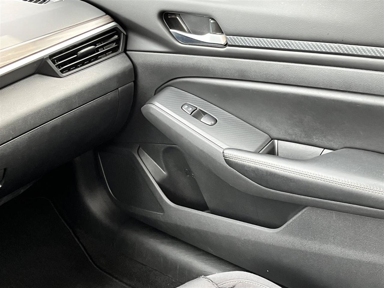 Used 2025 Nissan Altima 2.5 SV FWD image 19