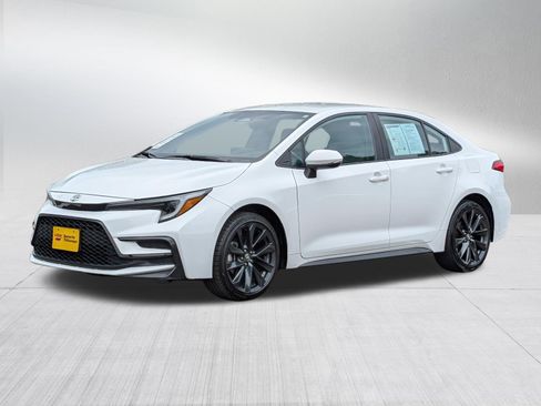 Used 2024 Toyota Corolla SE FWD image 3