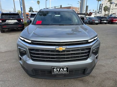Used 2026 Chevrolet Traverse LT FWD image 2