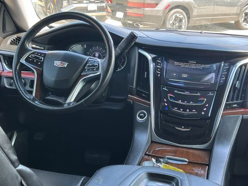 Used 2018 Cadillac Escalade Luxury image 22