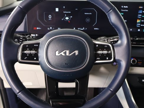 Used 2025 Kia Carnival SX FWD image 3