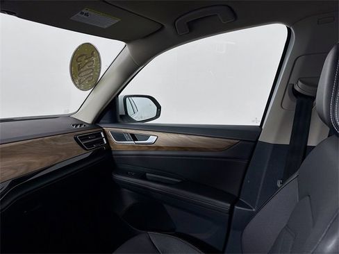 Used 2025 Volkswagen Atlas SE image 24