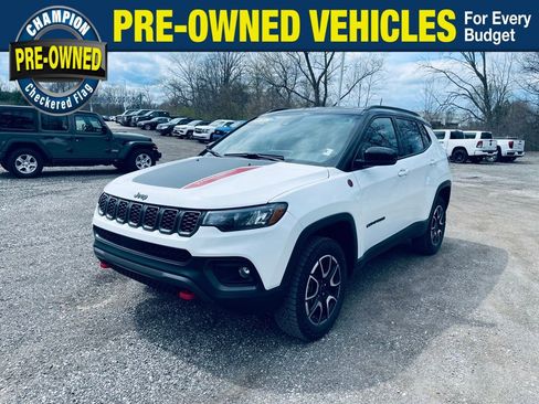 Used 2025 Jeep Compass Trailhawk image 1