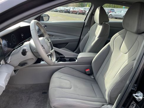 Used 2025 Hyundai Elantra SEL image 35