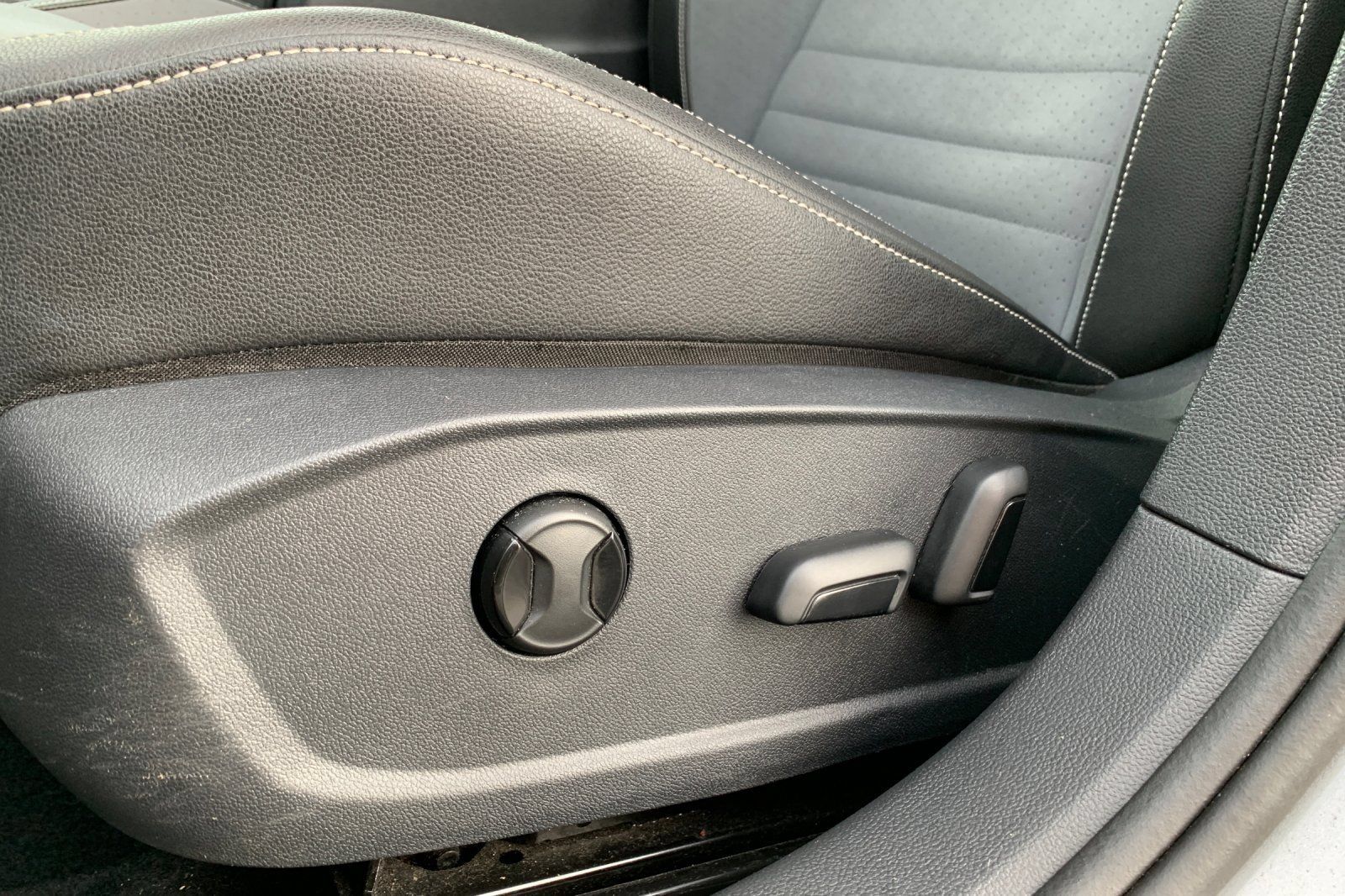 Used 2025 Volkswagen Jetta SE FWD image 33